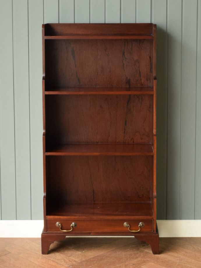 アンティークキャビネットの中