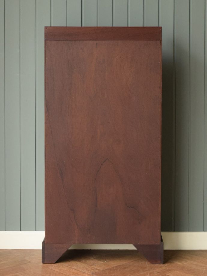 オープンシェルフの後ろ姿