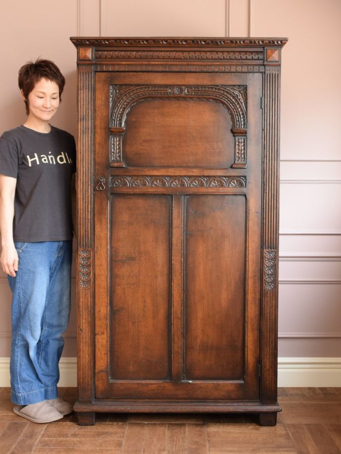 英国アンティークのワードローブ