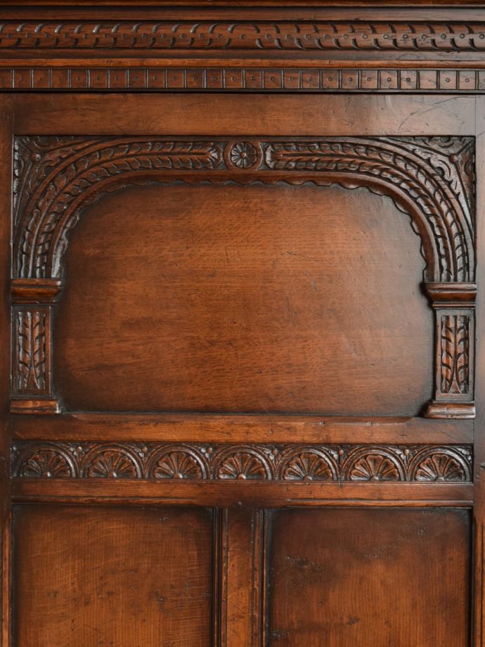 アンティークキャビネットの彫