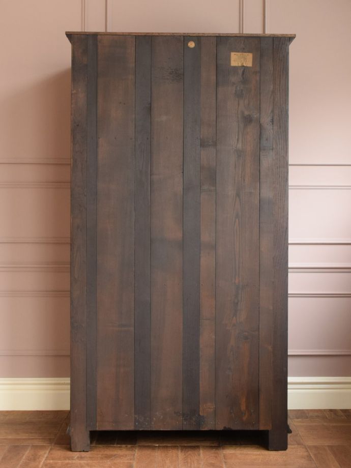 キャビネットの後ろ姿