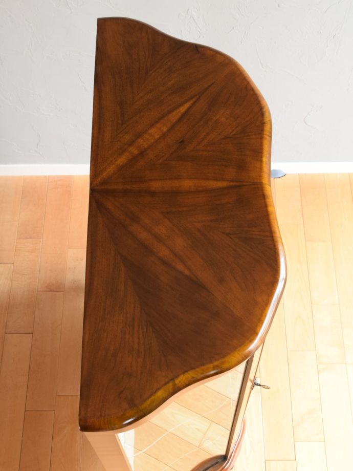 アンティークキャビネットの天板