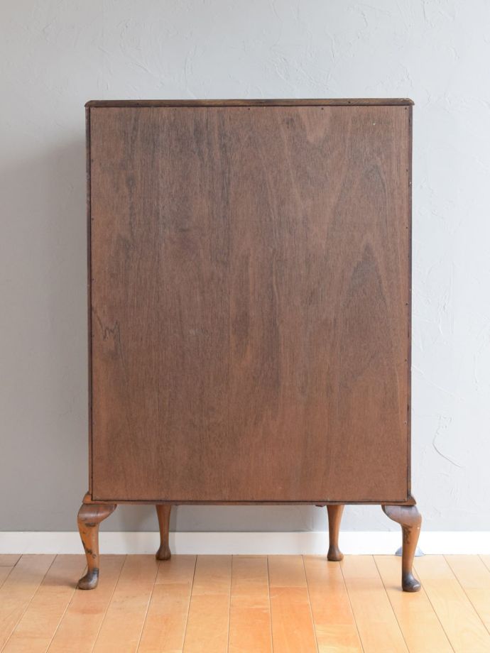 キャビネットの後ろ姿