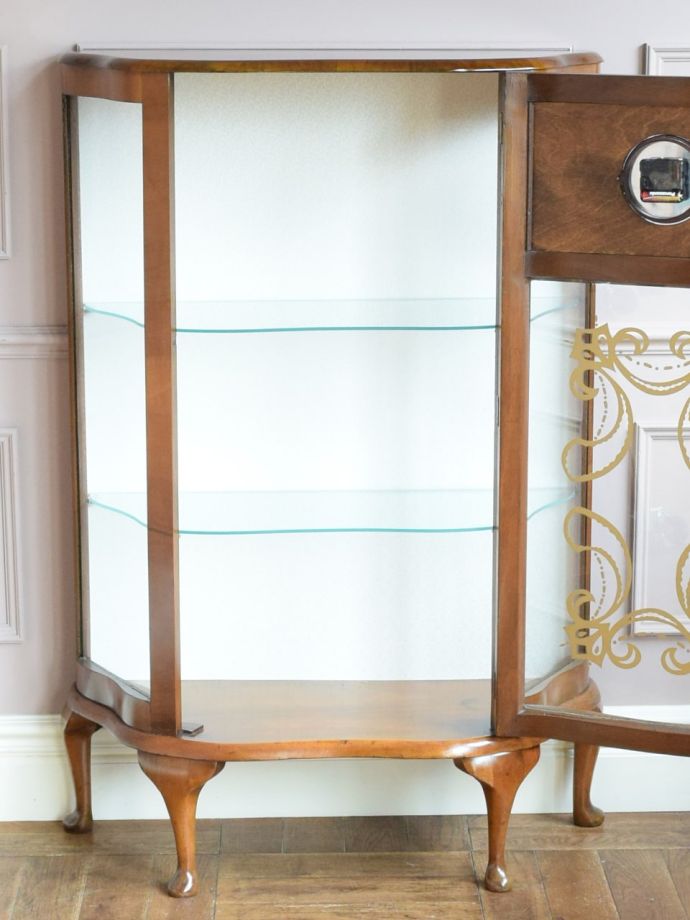 ガラスキャビネットの扉の中