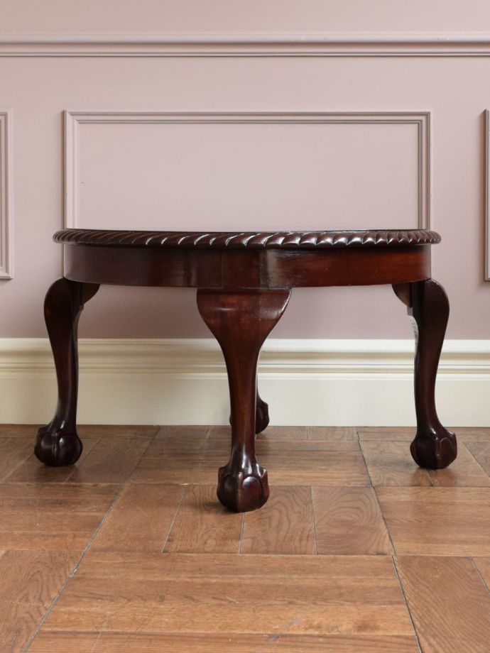 コーヒーテーブルの後ろ姿