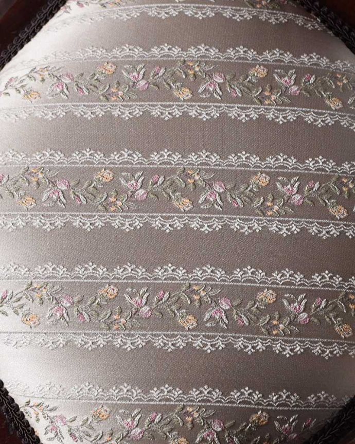 サロンチェア アンティーク チェア 英国家具らしいクラシカルな雰囲気を漂わせるマホガニー材のアンティークコーナーチェア 。生地のセレクトにもこだわりました優雅なアンティークチェアの雰囲気をそのままに、一番似合う貼り座をじっくり選びました。(q-311-c)