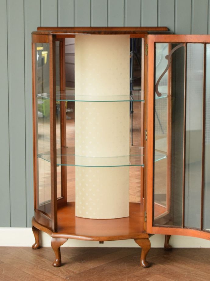 ガラスキャビネットの扉の中