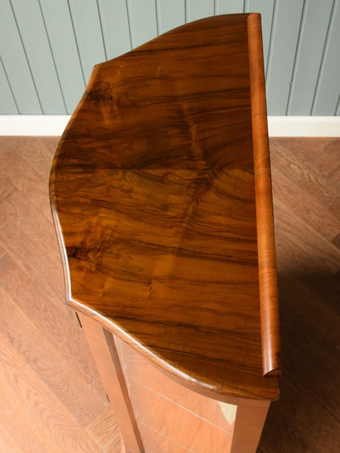 アンティークキャビネットの天板