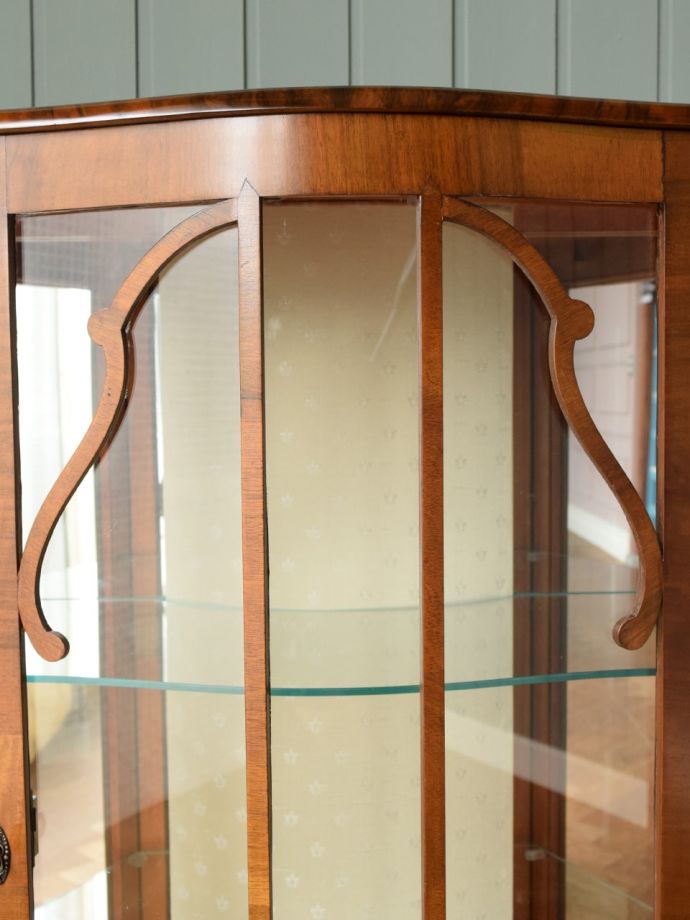 英国アンティーク家具らしい装飾