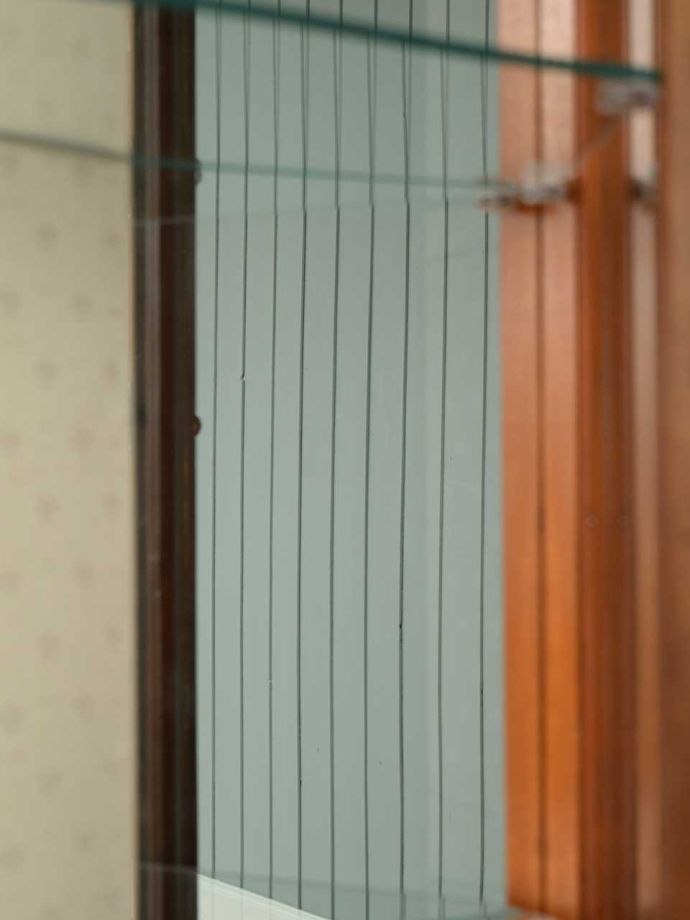 ガラスキャビネットのミラー