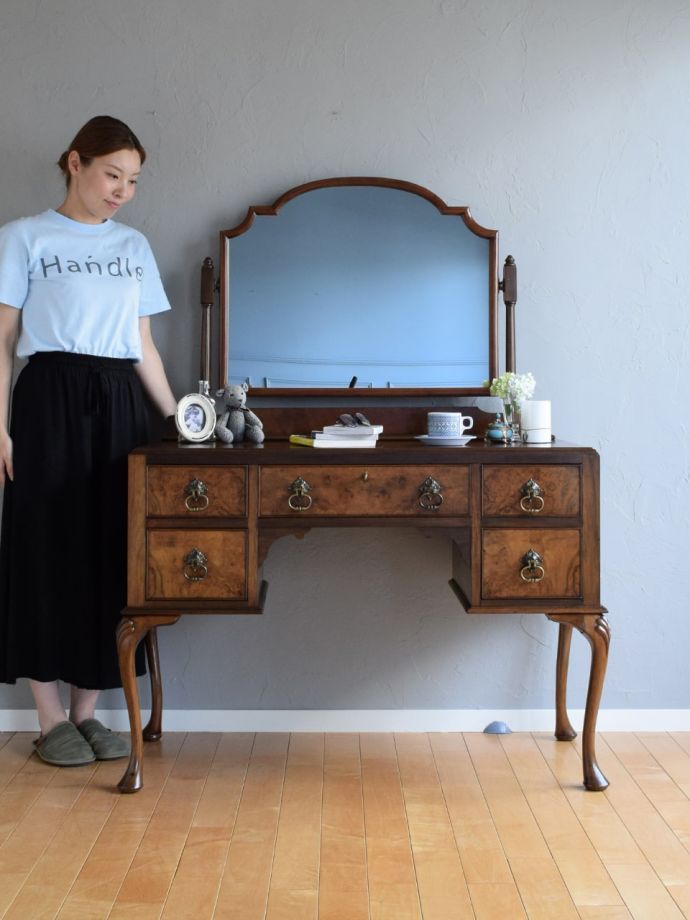 英国アンティークのドレッサー