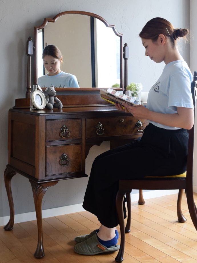 便利に使えるアンティークのドレッサー