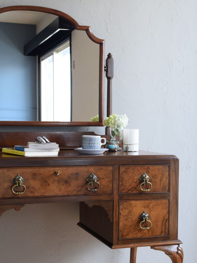 ドレッサーの美しい杢目