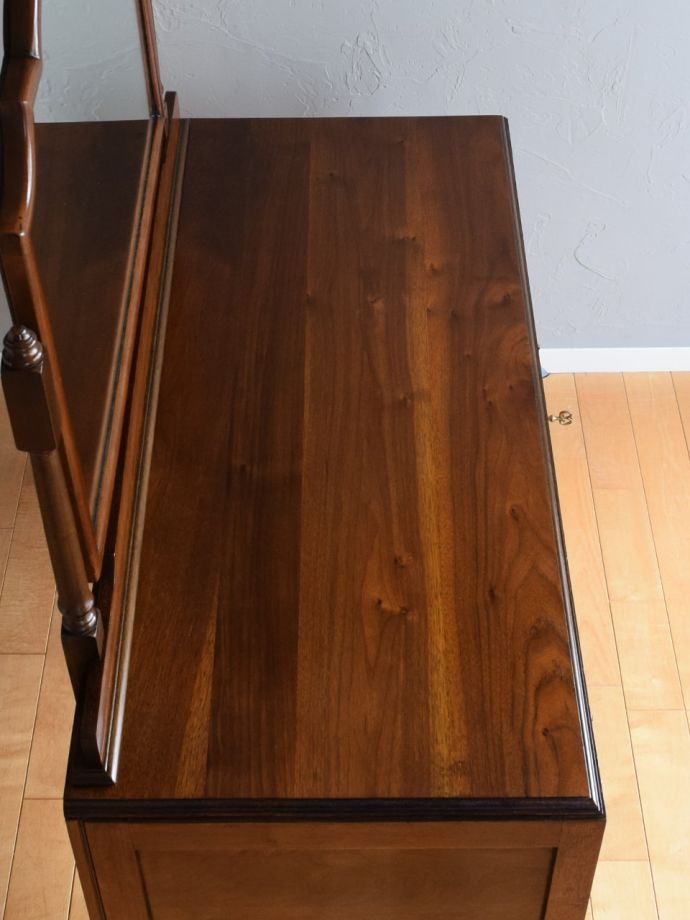 アンティークドレッサーの天板