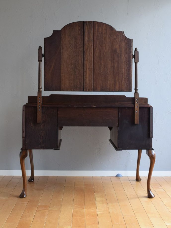 ドレッサーの後ろ姿