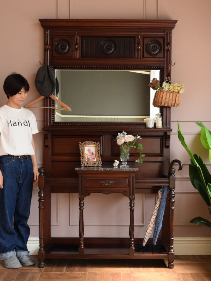英国アンティークの玄関収納家具、ミラーが付いたおしゃれなホール