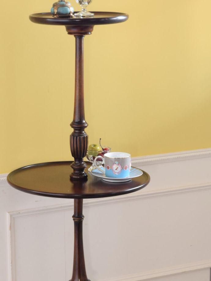 英国スタイルのアンティークテーブル