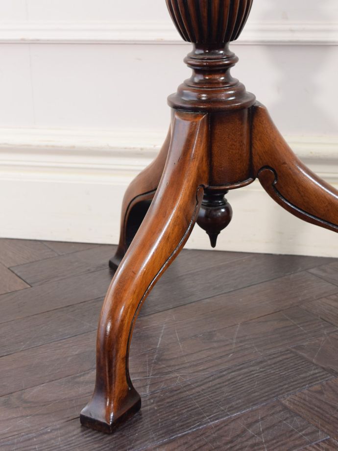 アンティークテーブルの脚