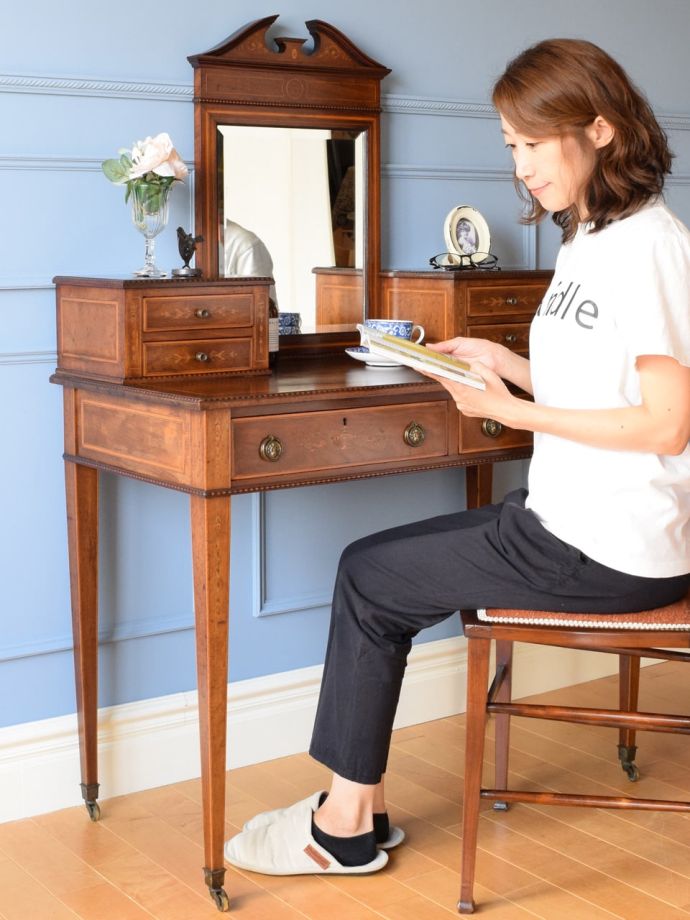 便利に使えるアンティークのドレッサー