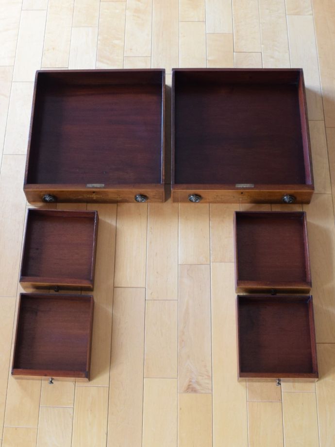 ドレッサーの引き出しの中