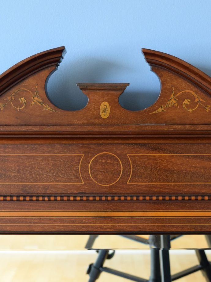 アンティーク家具らしい装飾