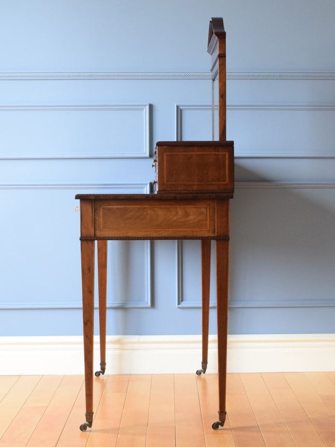 ドレッサーの側面