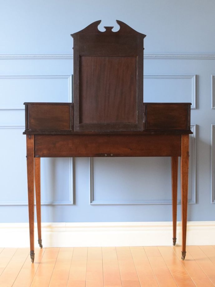 ドレッサーの後ろ姿