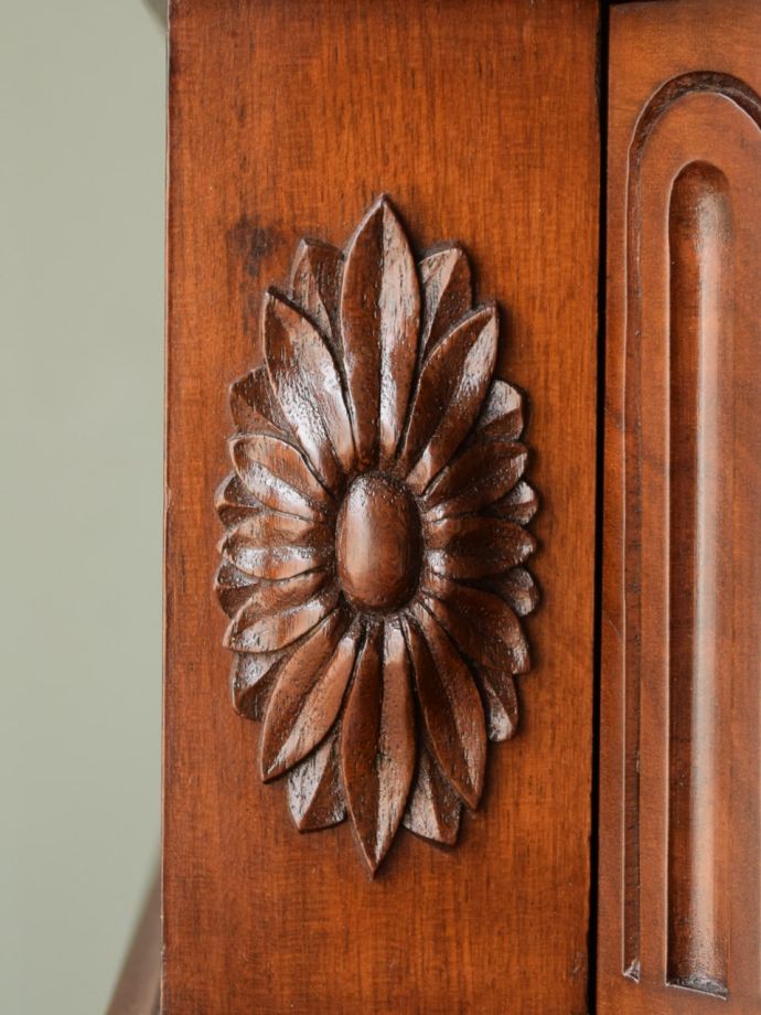 英国アンティーク家具らしい装飾