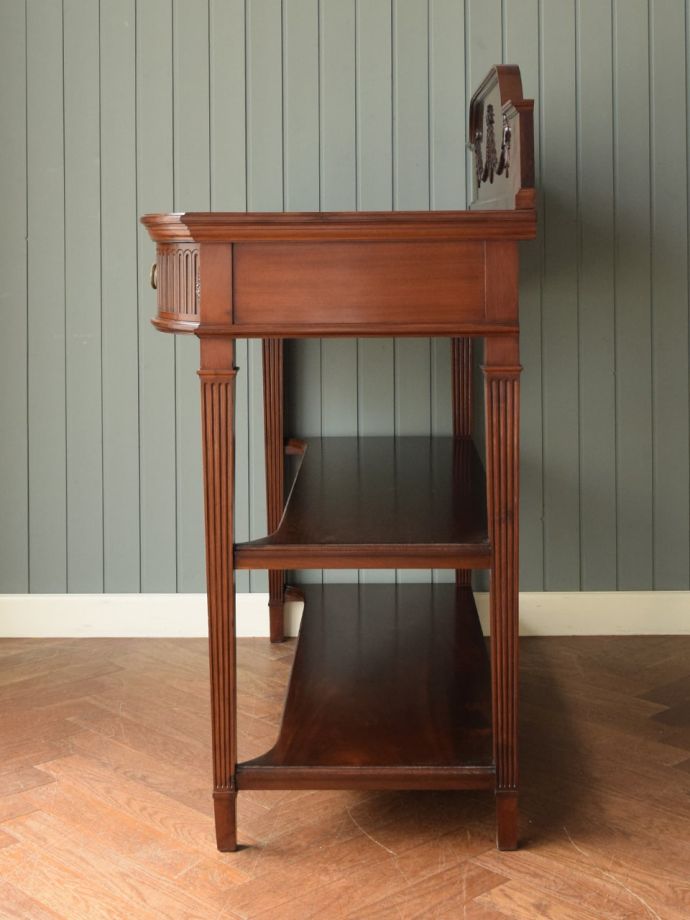 オープンシェルフの側面