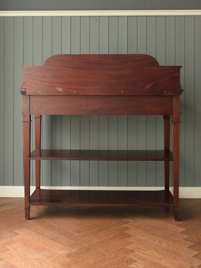 キャビネットの後ろ姿