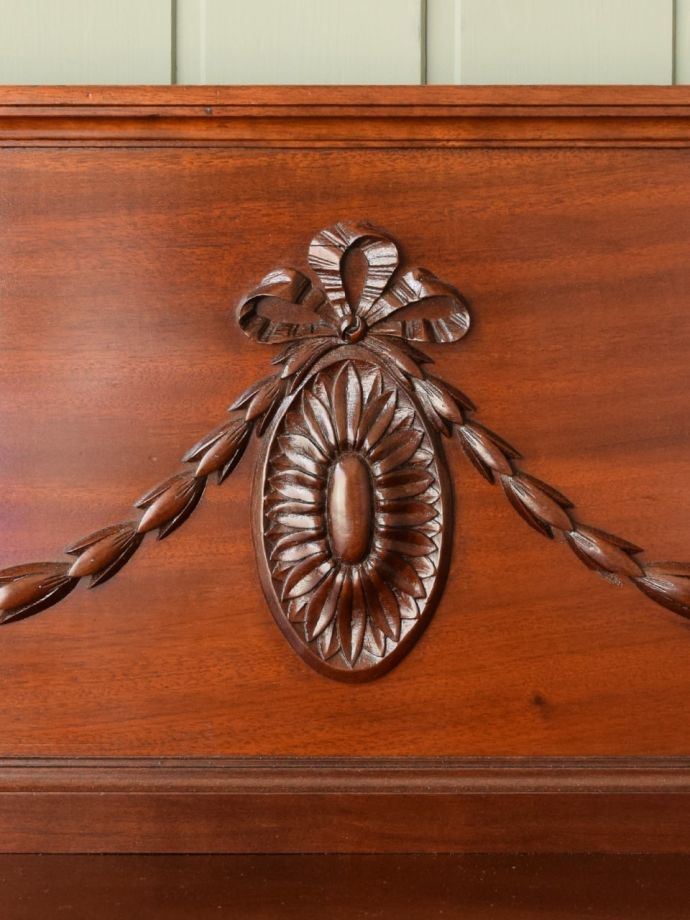 英国アンティーク家具らしい彫