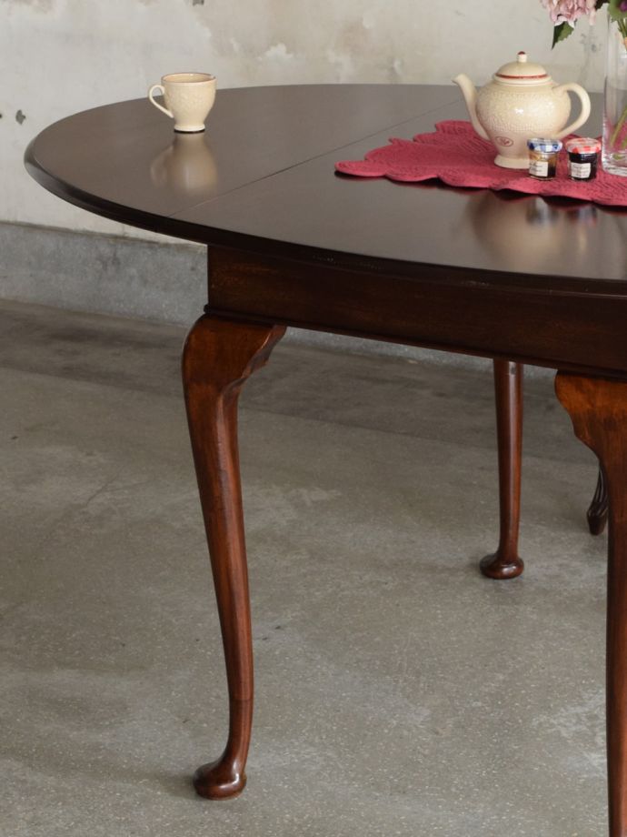 伸長式のおしゃれなアンティークテーブル