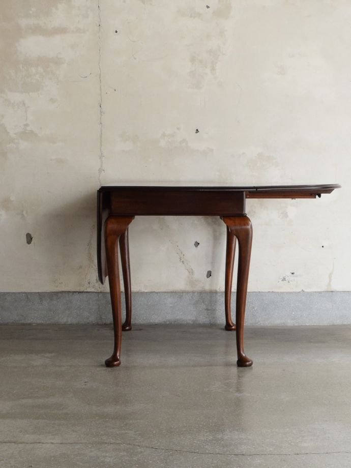 伸長式天板を片方開くと