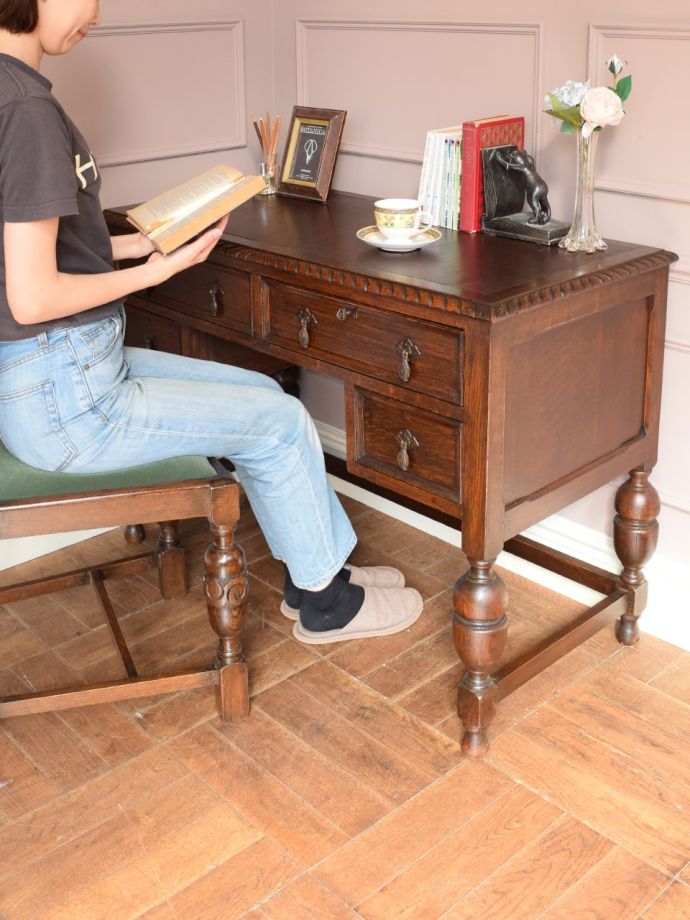 アンティークの書斎机で楽しむ贅沢な時間