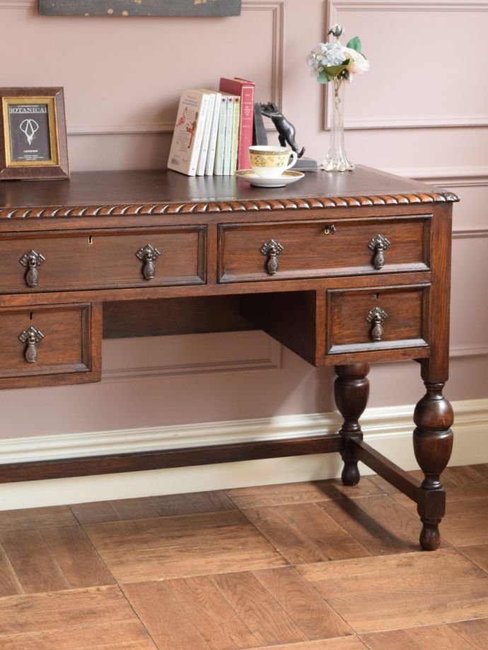 アンティーク家具らしさが漂うデスク