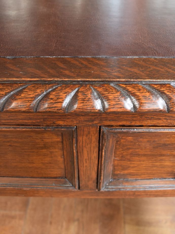 英国アンティーク家具らしい装飾