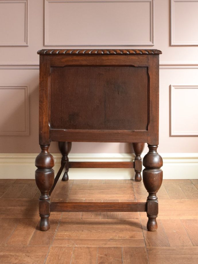 書斎デスクの側面