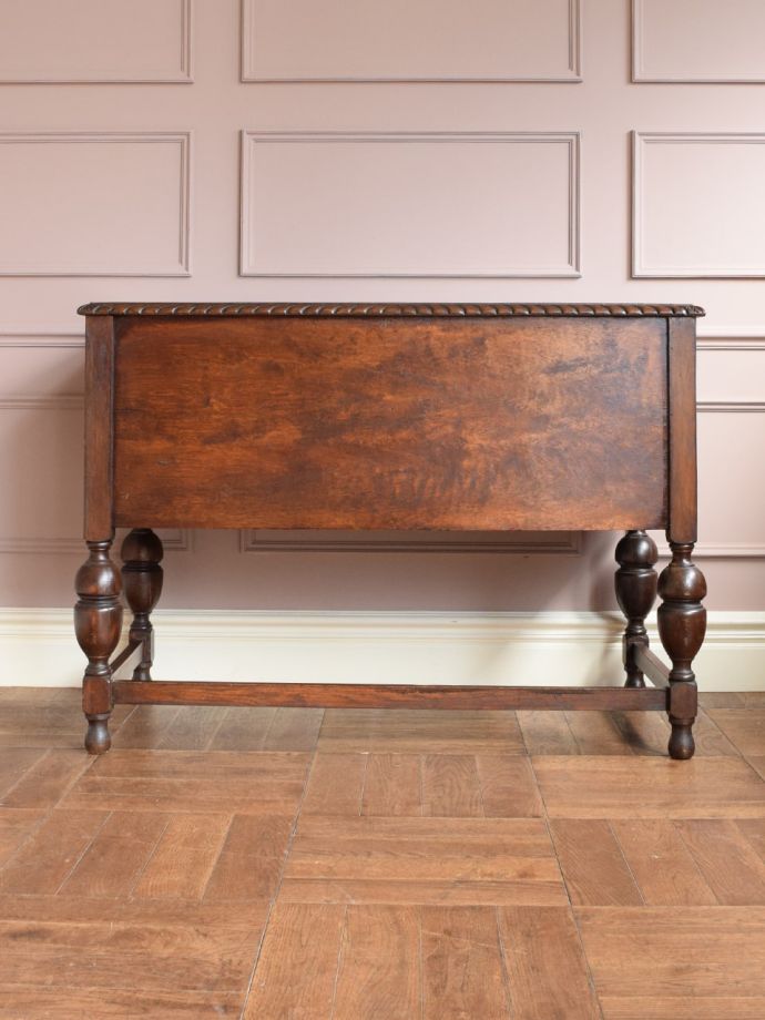 アンティークデスクの後ろ姿