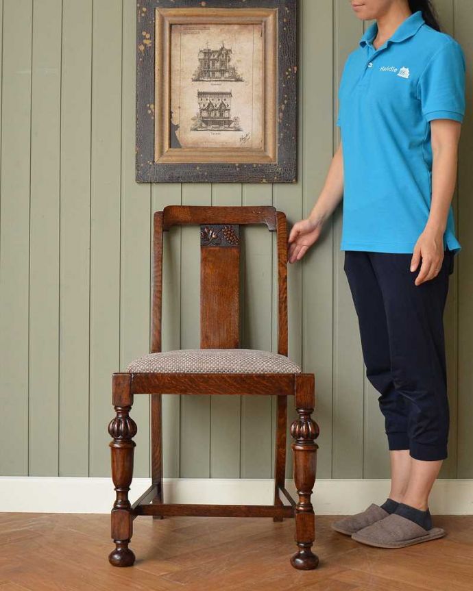 ダイニングチェア　アンティーク チェア　葡萄の彫りが背もたれに付いた英国輸入のアンティークオークチェア。英国の伝統が受け継がれるバルボスレッグの椅子流行を追わない美しいバルボスレッグが英国らしい重厚な雰囲気を作り上げてくれるオーク材のダイニングチェア。(q-312-c)