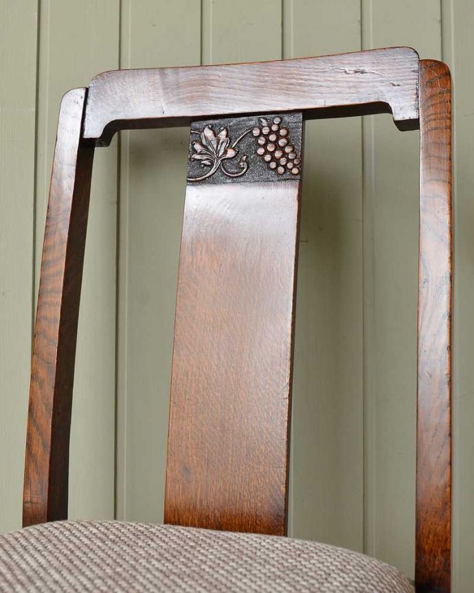 ダイニングチェア　アンティーク チェア　葡萄の彫りが背もたれに付いた英国輸入のアンティークオークチェア。背もたれには上品な彫脚のデザインとは対照的に背もたれに彫られた女性らしいデザイン。(q-312-c)