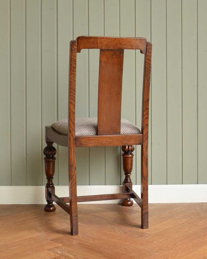 ダイニングチェア　アンティーク チェア　葡萄の彫りが背もたれに付いた英国輸入のアンティークオークチェア。後ろ姿にも自信アリ！並べた時に後ろから見ることも多い椅子。(q-312-c)