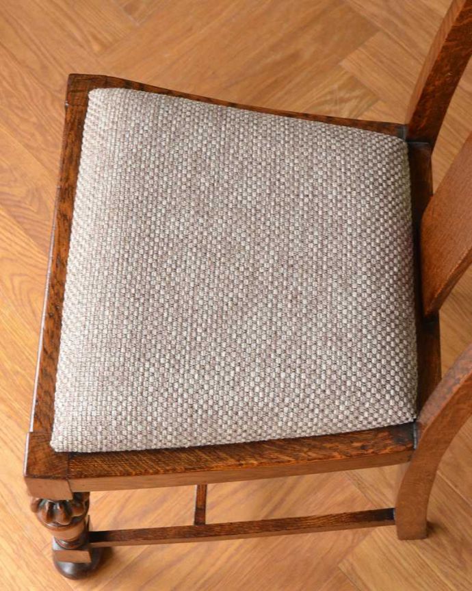 ダイニングチェア　アンティーク チェア　葡萄の彫りが背もたれに付いた英国輸入のアンティークオークチェア。座面を上から見るとこんな感じ座面は布貼りなので、長時間座っても疲れません。(q-312-c)