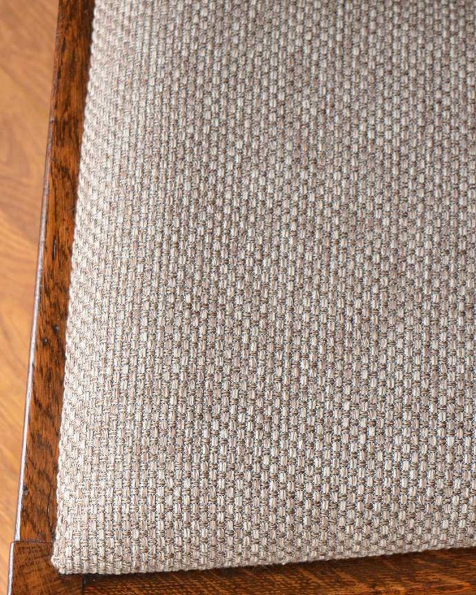 ダイニングチェア　アンティーク チェア　葡萄の彫りが背もたれに付いた英国輸入のアンティークオークチェア。生地のセレクトにもこだわりました優雅なアンティークチェアの雰囲気をそのままに、一番似合う貼り座をじっくり選びました。(q-312-c)