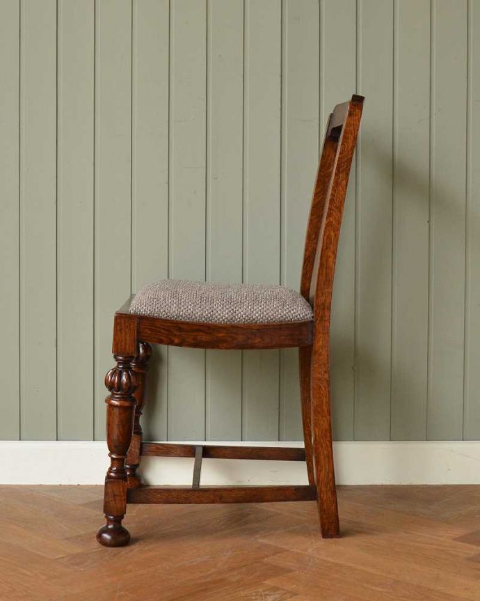 ダイニングチェア　アンティーク チェア　葡萄の彫りが背もたれに付いた英国輸入のアンティークオークチェア。横から見ても優雅な立ち姿背もたれがカーブしているので楽です。(q-312-c)