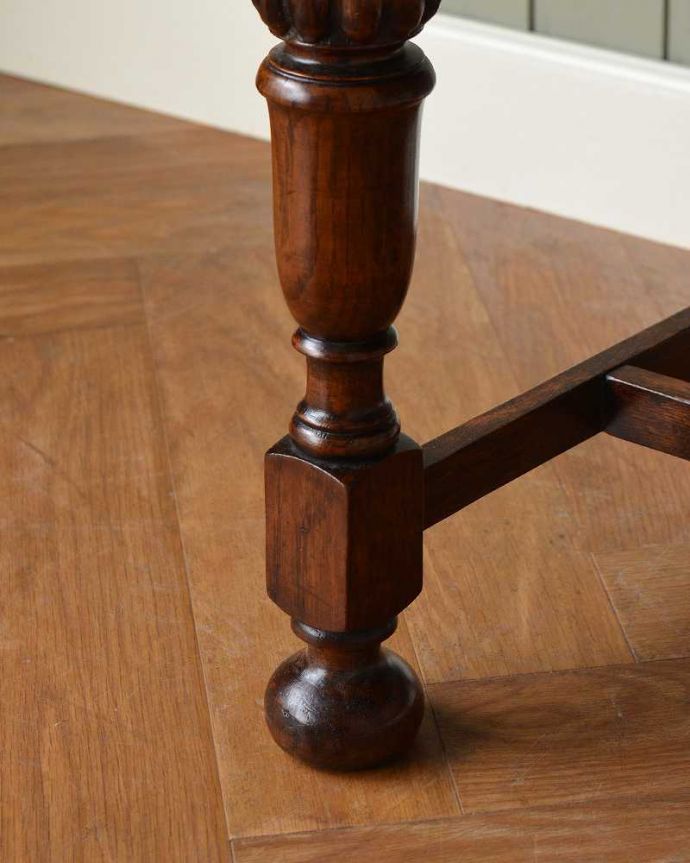 ダイニングチェア　アンティーク チェア　葡萄の彫りが背もたれに付いた英国輸入のアンティークオークチェア。床を滑らせて移動出来ますHandleではアンティークチェアの脚の裏にフェルトキーパーをお付けしています。(q-312-c)