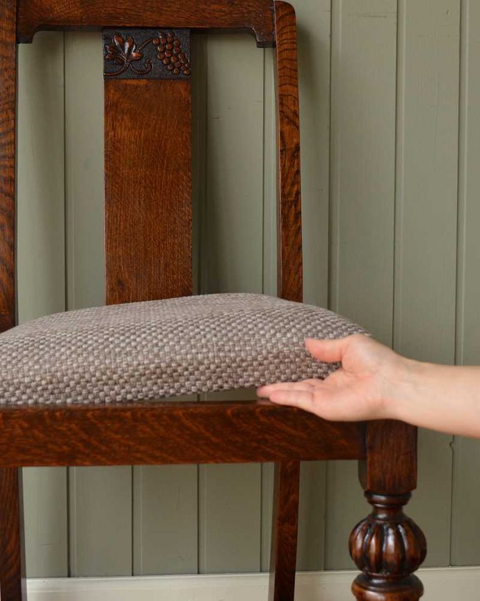 ダイニングチェア　アンティーク チェア　葡萄の彫りが背もたれに付いた英国輸入のアンティークオークチェア。取り外しできる座面座面の取り外しが簡単に出来るようになっています。(q-312-c)