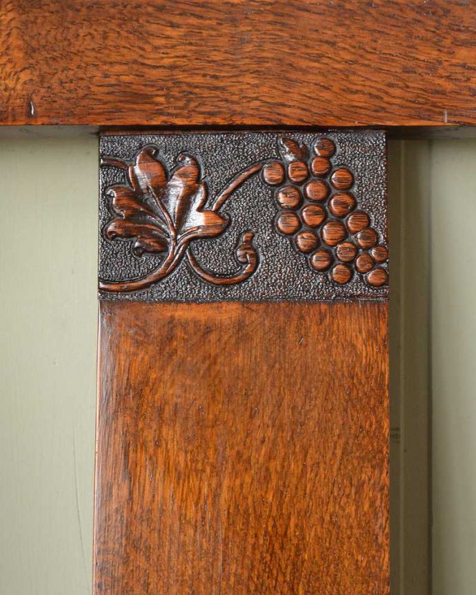 ダイニングチェア　アンティーク チェア　葡萄の彫りが背もたれに付いた英国輸入のアンティークオークチェア。惚れ惚れしちゃう美しさこんなに堅い無垢材に一体どうやって彫ったんだろう？と不思議になるくらい細かい彫にうっとりです。(q-312-c)