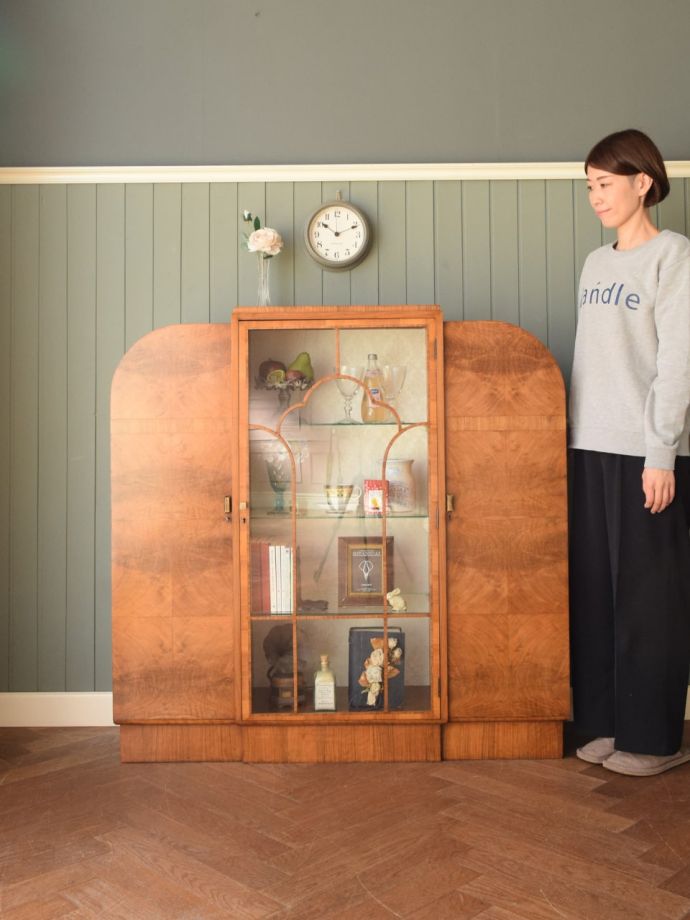 英国アンティークのガラスキャビネット