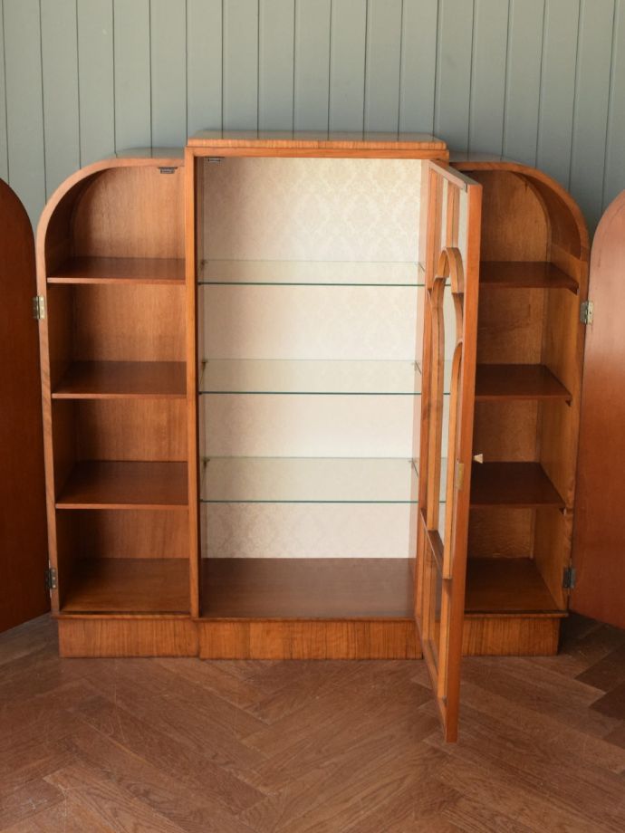 ガラスキャビネットの扉の中