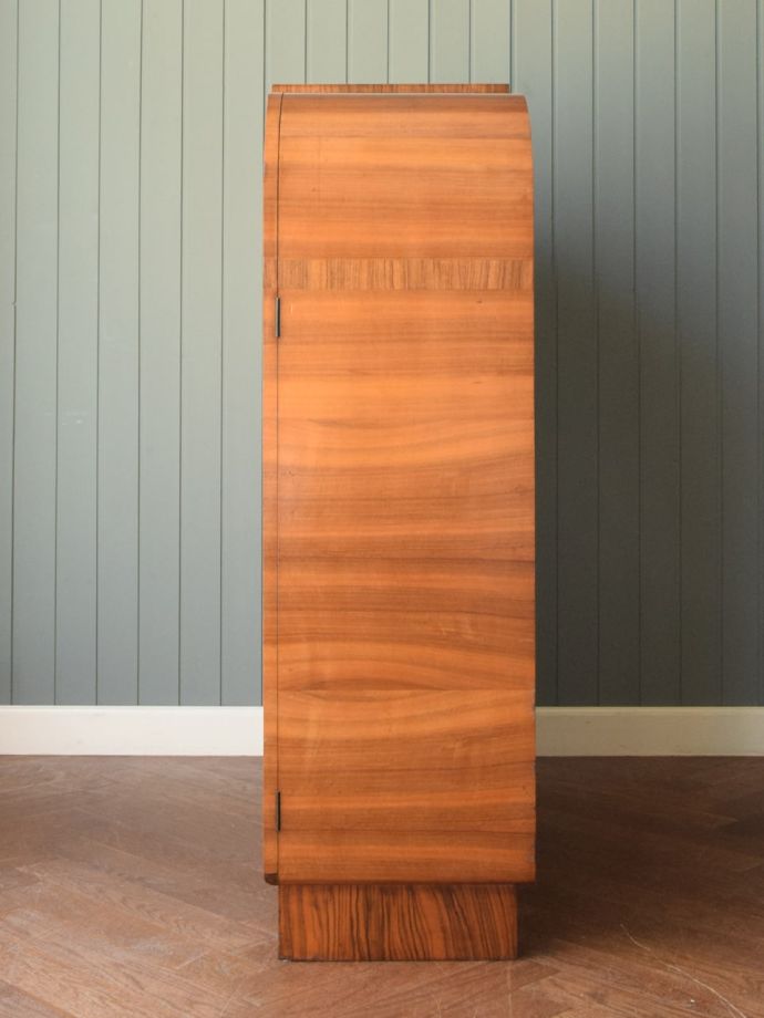 キャビネットの側面